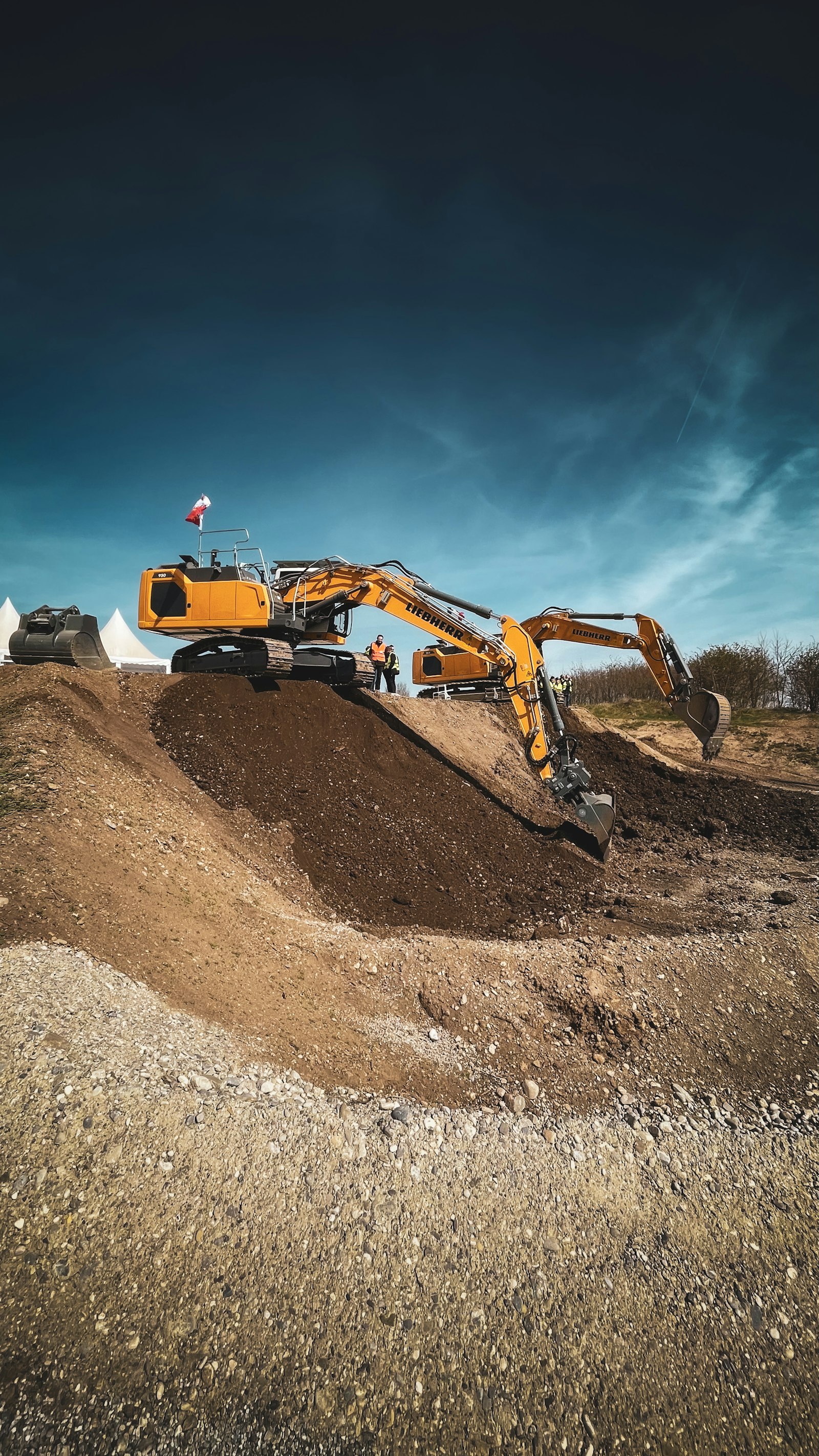Pelles hydrauliques préparant une plateforme