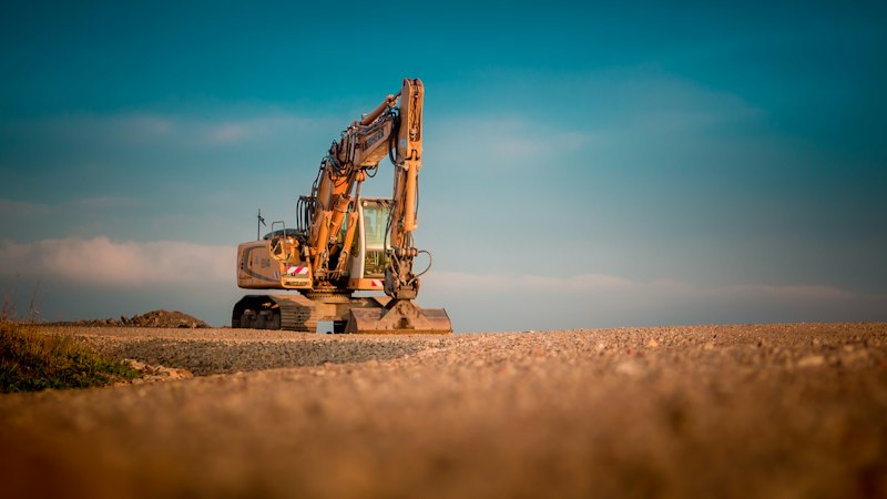 Pelle mécanique préparant une plateforme de chantier